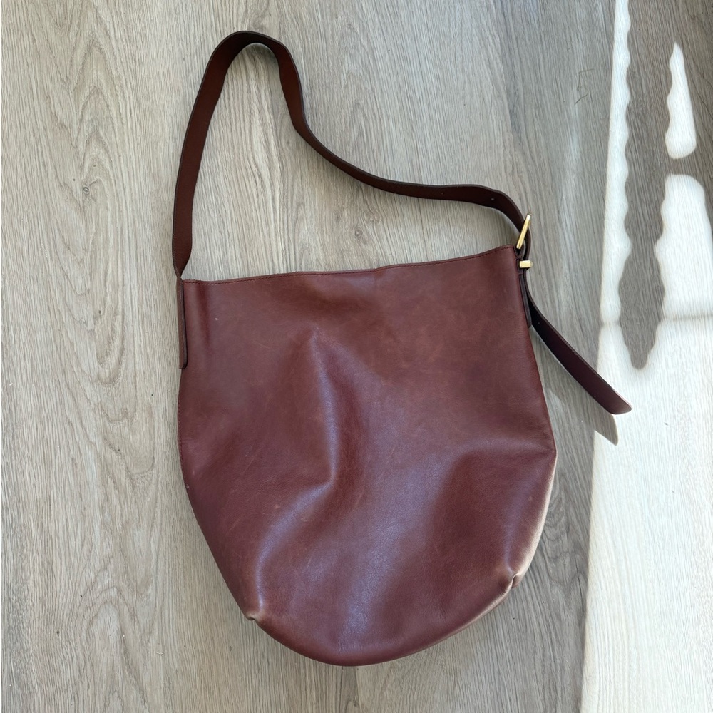 The essential bucket tote bag- Madewell leather